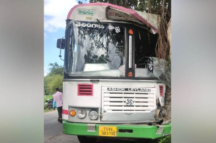 RTC Bus Accident: బ్రేకులు ఫెయిలై చెట్టును ఢీకొన్న ఆర్టీసీ బస్సు