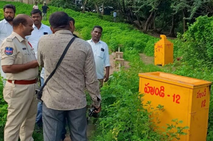 Temple: దేవాలయంలో హుండీలు చోరీ